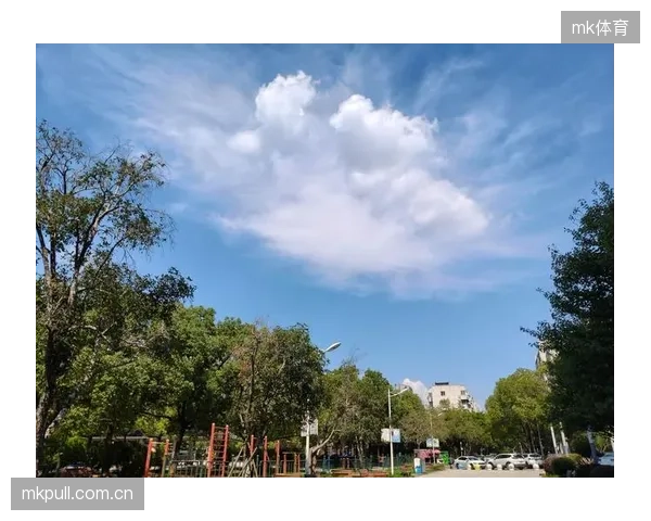 高温天气是纪律的另一考验，体能透支会影响防守动作的准确性。